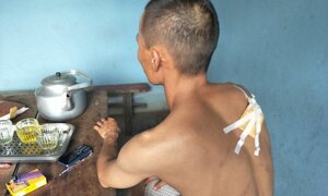 Đến lấy tiền công, thợ xây bị con trai chủ cầm dao truy sát