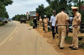 Băng qua đường, bé trai 3 tuổi bị xe tải cán chết thương tâm