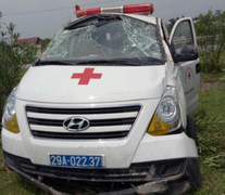 Xe cứu thương lao dải phân cách, 3 người bị thương