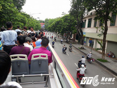 Ảnh, video: Xe buýt 2 tầng mui trần lăn bánh trên phố Thủ đô