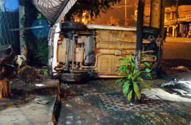 3 thanh niên nằm bất động sau khi 'bay' từ đường lên vỉa hè lúc rạng sáng