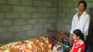 Vừa sạc pin vừa dùng điện thoại, học sinh lớp 7 bị sét đánh chết: Chuyên gia lý giải