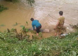 Đi xe ô tô qua đập tràn, 4 người trong gia đình bị lũ cuốn trôi