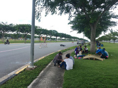 Vừa chạy xe vừa nghe điện thoại, nam thanh niên tông vào cột đèn chết tại chỗ