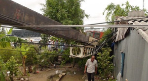 Cần cẩu đổ sập, đè nát 2 nhà dân ở Vĩnh Long