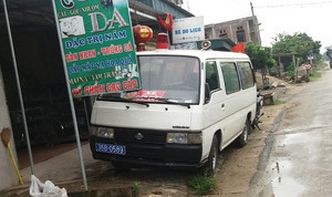 Giám đốc mang xe cứu thương biển xanh đi đòi nợ