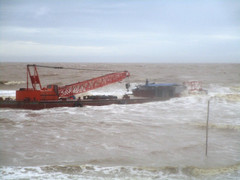 Tìm thấy hai sà lan không có người trôi dạt trên biển Thanh Hóa