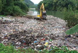 Đổ hàng chục tấn rác xuống suối ở Hà Giang khiến dân phẫn nộ