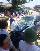 Đang đứng ven đường, 3 người bị ô tô tông thương vong