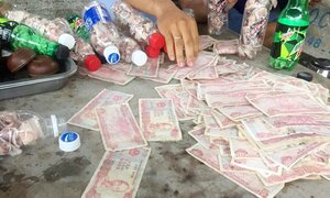 Tài xế vo tròn tiền lẻ trong chai nhựa phản đối trạm thu phí: Bộ GTVT sẽ xem lại mức phí