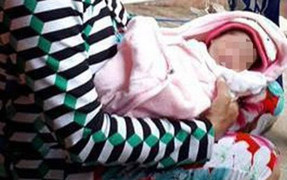 Bé gái sơ sinh bị bỏ trong chậu thả trôi trên sông