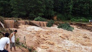 Mưa lũ ở Quảng Ninh: Nữ sinh bị tụt xuống cống mất tích, 3 xã bị chia cắt