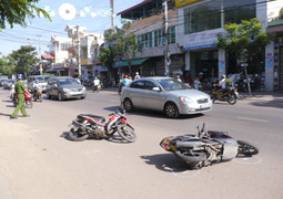 Bỏ chạy sau khi tông xe máy, ô tô húc văng 4 xe máy khác