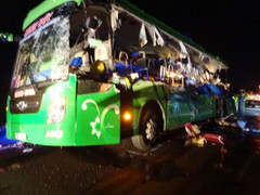 Xe đầu kéo tông xe khách, 5 người chết thảm trong đêm