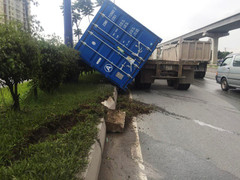 Thót tim thùng container rơi xuống đường sau khi tông văng dải phân cách