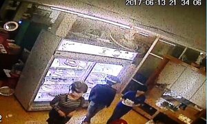 Đâm chết người trước quán karaoke: Camera tiệm bánh 'tố cáo' 2 nữ sinh