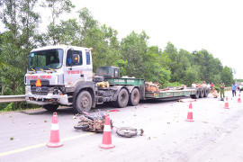 Xe tải tông gãy đôi xe máy, 2 cha con thương vong