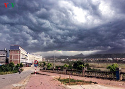 Trời đang nắng nóng bỗng chuyển giông lốc, cổng chào, cây xanh gãy đổ ngổn ngang ở Lào Cai