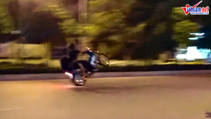 'Quái xế' tháo biển số xe, rú ga, bốc đầu giữa phố khiến dân Thủ đô kinh hãi