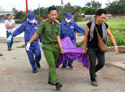 Phát hiện thi thể cô gái nằm sát mép sông Sài Gòn