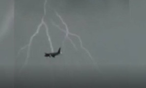 Máy bay của Nhật Bản bị sét đánh khi đang hạ cánh tại Nội Bài