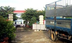 Xe tải kéo sập cổng trường, 2 nữ sinh nhập viện trong ngày nhập học