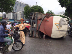 Tài xế ngủ gật, xe bồn 'phơi bụng' giữa phố Thủ đô
