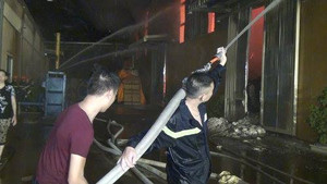 Gần 1.000 người trắng đêm dập lửa ở nhà máy bông sợi
