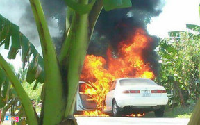 Mượn xe Camry của bạn về quê, chạy được nửa đường thì xe cháy rụi