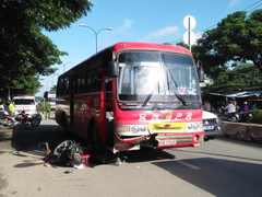Xe đưa đón công nhân tông xe máy, 2 vợ chồng thương vong