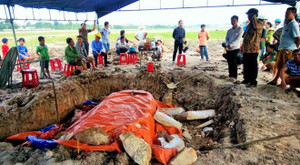 Đào đất san lấp mặt bằng, phát hiện mộ cổ bằng đá nguyên khối