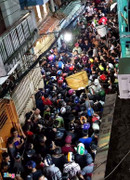 Dòng người ken đặc con hẻm ở Sài Gòn để giật tiền cúng cô hồn