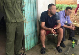 Bị tố lừa tiền, hai người đàn ông nước ngoài đi ô tô bị dân làng bao vây