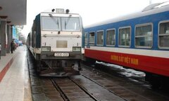 Bão số 10 tàn phá miền Trung: Đường sắt dừng hàng loạt đoàn tàu