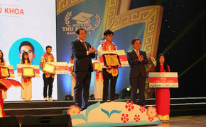 Chủ tịch Đà Nẵng vinh danh thủ khoa Đại học giữa tâm 'bão' sai phạm