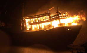 100 cảnh sát trắng đêm chữa cháy hai tàu cá ở Quảng Ngãi