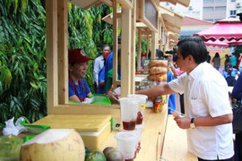 Khai trương phố hàng rong bán theo 'tem phiếu' ở TP.HCM