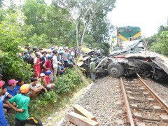 Ô tô đâm tàu hỏa: Đường sắt 'bất lực' đòi bồi thường