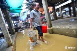 Ảnh: Dân Chương Mỹ tất bật dọn dẹp sau gần 1 tuần vỡ đê