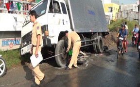 Xe tải tuột dốc, cháu bé 6 tuổi chết thương tâm