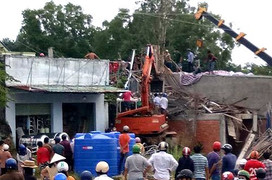 Sập giàn giáo căn nhà đang xây, 6 người thương vong