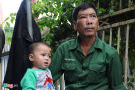 Sạt lở ở Quảng Nam: Ông ngoại bới sỏi đất cứu cháu 16 tháng tuổi bị vùi lấp