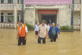 Bộ trưởng Trương Minh Tuấn lội nước vào thăm các đơn vị ở 'rốn lũ' Thừa Thiên - Huế