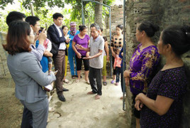 Bí thư, trưởng thôn trao quà hỗ trợ lũ lụt cho vợ