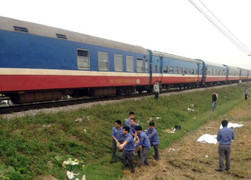 Xe máy băng qua đường sắt, 3 người bị tàu hỏa tông văng