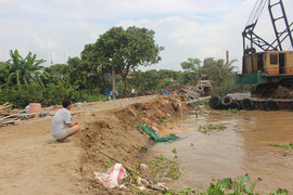 Sạt lở cuốn trôi 4 căn nhà xuống sông ở Bến Tre