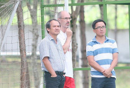 Bầu Đức nói gì về việc Công Phượng 'húc đầu vào tường'