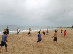 Áp thấp nhiệt đới sắp đổ bộ, dân Ninh Thuận vẫn vô tư tắm biển