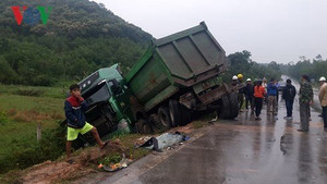 Xe đầu kéo tông trực diện xe khách, nhiều người bị thương ở Nghệ An