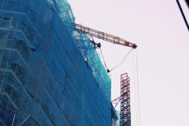 Thót tim tay cẩu ngã lệch, chực rơi xuống đầu hàng chục người đi đường